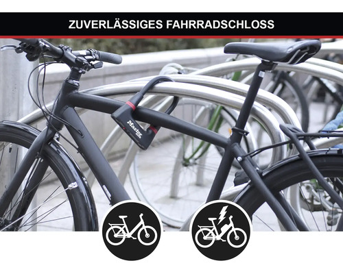 Fahrrad mit Master Lock Bügelschloss am Fahrradständer gesichert