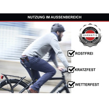 Ein Fahrradfahrer mit einem Faltschloss in der Hosentasche, Nutzung im Aussenbereich, mit dem Symbol für lebenslange Garantie, Rostfrei, Kratzfest und Wetterfest.