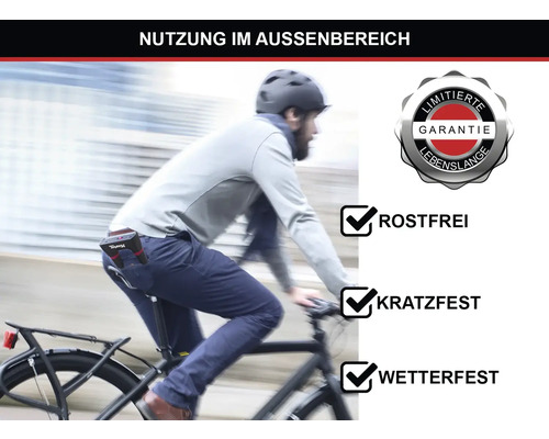 Ein Fahrradfahrer mit einem Faltschloss in der Hosentasche, Nutzung im Aussenbereich, mit dem Symbol für lebenslange Garantie, Rostfrei, Kratzfest und Wetterfest.