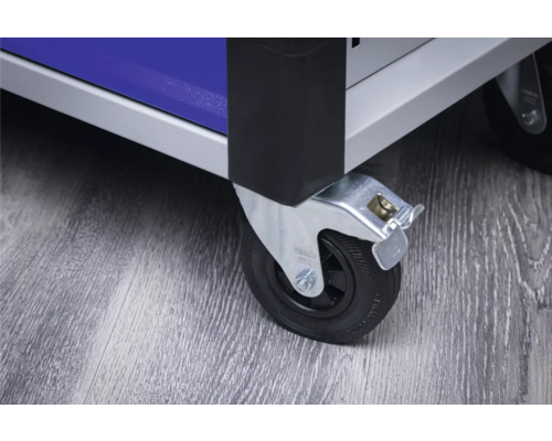 Lenkrolle mit Feststellbremse an einem Werkstattwagen