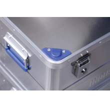 Detailansicht eines Aluminiumkoffers mit Griff, Eckenschutz und Schloss