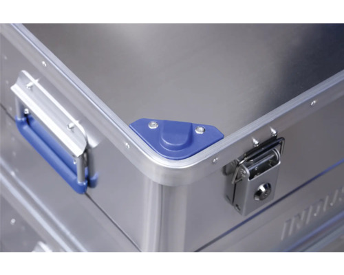 Detailansicht eines Aluminiumkoffers mit Griff, Eckenschutz und Schloss