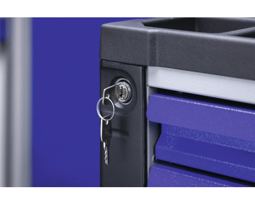 Detailaufnahme eines Werkstattwagens mit Schloss und Schlüssel