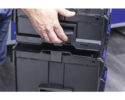 Person öffnet Werkzeugkoffer