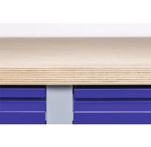 Detailansicht einer Werkbank mit Holzplatte und Schubladen