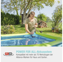 Mann benutzt eine Wasserpumpe, um einen Pool im Garten zu entleeren. Power for All Akkusystem Logo.