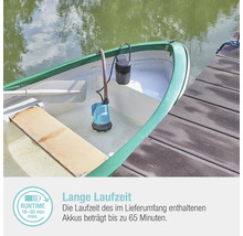 Gartena Tauchpumpe im Boot neben einem Holzsteg