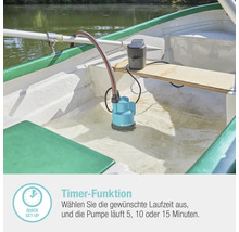 Eine Tauchpumpe mit Schlauch und Akku steht im Wasser in einem Boot.