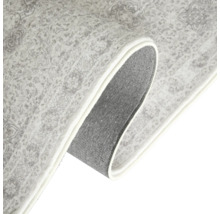Detailansicht eines Teppichs mit gemustertem Design und Textilrücken.