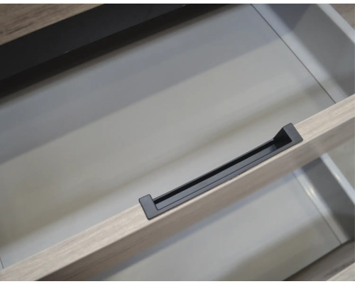 Detailaufnahme einer offenen Schublade mit Griff