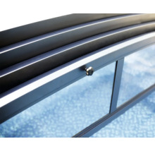 Detailansicht einer Poolüberdachung mit Rahmen, Schraube und Glas