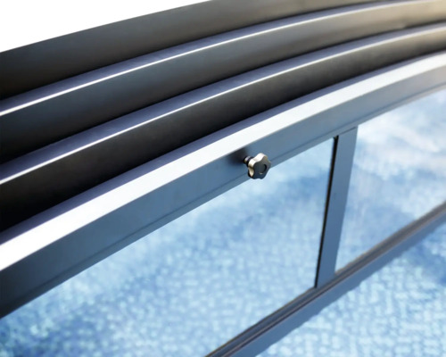 Detailansicht einer Poolüberdachung mit Rahmen, Schraube und Glas