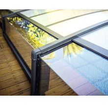 Detailansicht einer Poolüberdachung aus Glas und Aluminium auf einem Holzdeck.