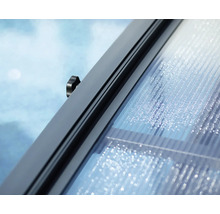 Detailansicht einer transparenten Terrassenüberdachung mit schwarzem Rahmen und Befestigungselement
