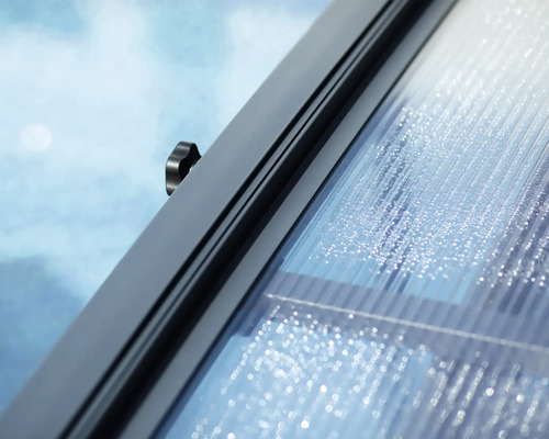 Detailansicht einer transparenten Terrassenüberdachung mit schwarzem Rahmen und Befestigungselement