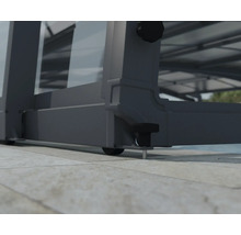 Detailansicht einer Terrassenüberdachung mit Fokus auf die Bodenbefestigung und die Elemente zur Stabilisierung