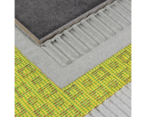 Fliese wird mit Fliesenkleber und Dichtband verlegt