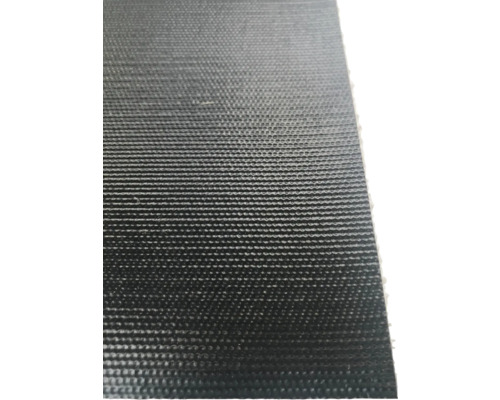 Nahaufnahme eines strukturierten, schwarzen Bodenbelags.