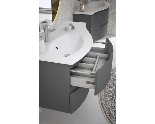 Badezimmer mit Waschtisch und offenem Schubladenfach