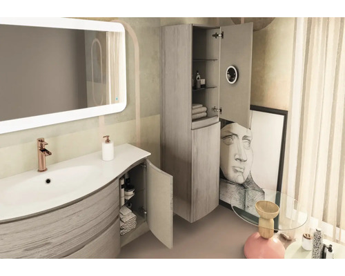 Badezimmeransicht mit Waschtisch, Spiegel, Unterschrank und Hochschrank.