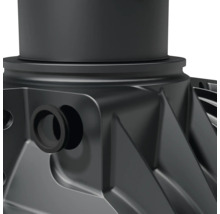 Detailansicht eines schwarzen Regenwassertanks