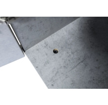 Detailaufnahme einer Betonplatte mit Schraube