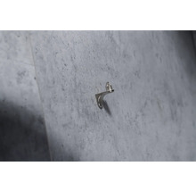 Regalbodenträger aus Metall an einer Wand