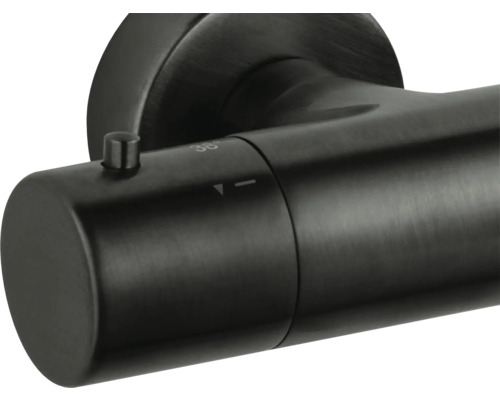 Detailansicht eines Thermostatventils für den Sanitärbereich.