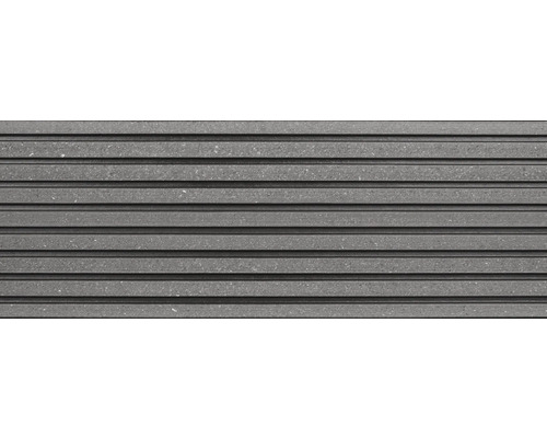 Graue Fassadenverkleidung mit horizontaler Rillenstruktur