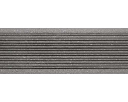 Graue Steintreppe mit Rillenprofil