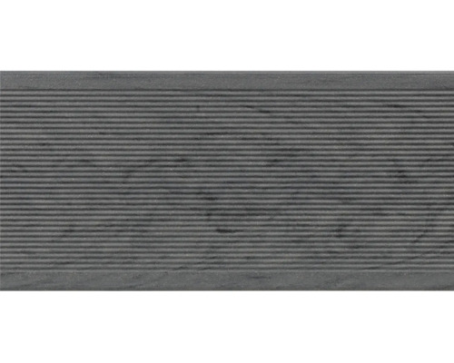 Graue Terrassendiele mit Rillenstruktur.