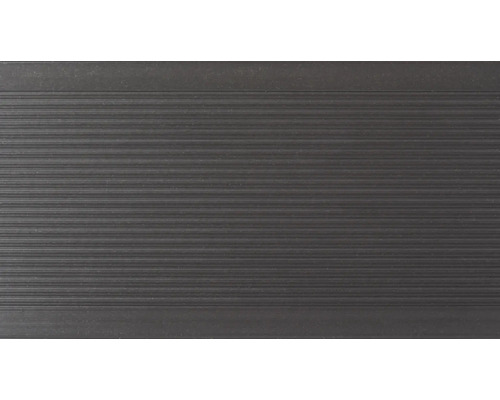 Nahaufnahme einer strukturierten, dunklen Bodenfliese