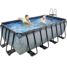Rechteckiger Frame-Pool mit Familie und Leiter