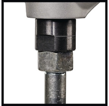 Detailaufnahme eines Schraubenschlüssels mit Schraube und Muttern