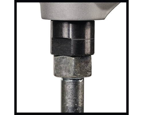 Detailaufnahme eines Schraubenschlüssels mit Schraube und Muttern