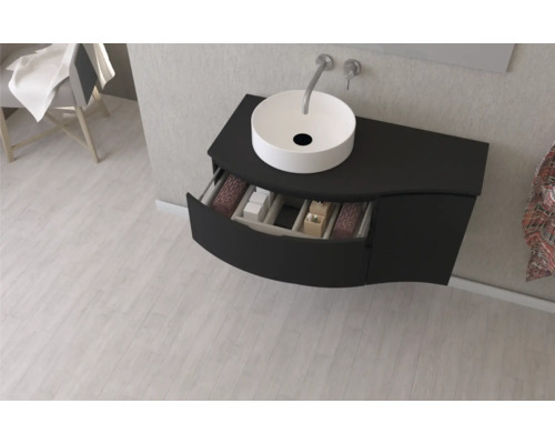 Waschtischunterschrank mit offenem Schubfach und Aufsatzwaschbecken im Badezimmer.