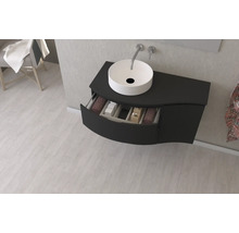 Modernes Badezimmer mit schwarzem Waschtisch, Aufsatzwaschbecken und offenem Schubladenelement zur Aufbewahrung.