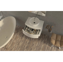 Badezimmer mit Badewanne, Waschtisch und Stuhl aus der Vogelperspektive