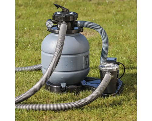 Sandfilteranlage für Pools auf Rasen