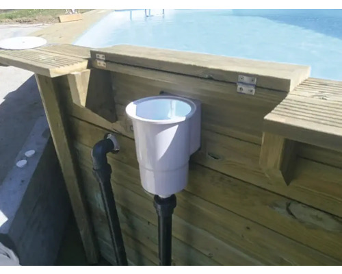 Skimmer für Swimmingpoolanlage in Holzumrandung