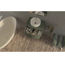 Badezimmeransicht von oben mit Badewanne, Waschtisch mit offenem Schubfach und Stuhl