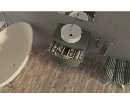 Badezimmeransicht von oben mit Badewanne, Waschtisch mit offenem Schubfach und Stuhl