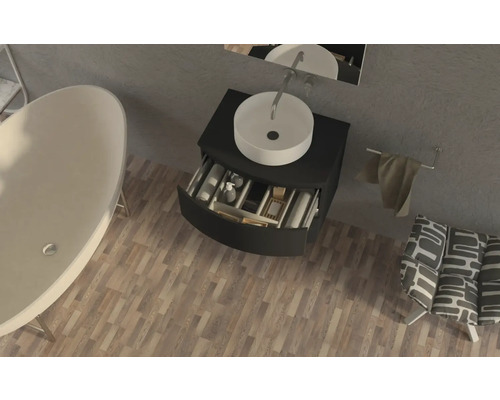 Badezimmer mit Badewanne, Waschtisch mit offenem Schubfach und Sitzgelegenheit
