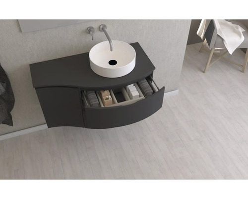 Waschtisch mit offenem Schubfach und Aufsatzwaschbecken im Badezimmer.