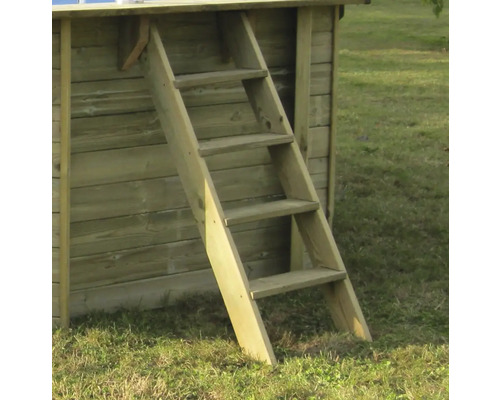 Holzleiter an einem Pool