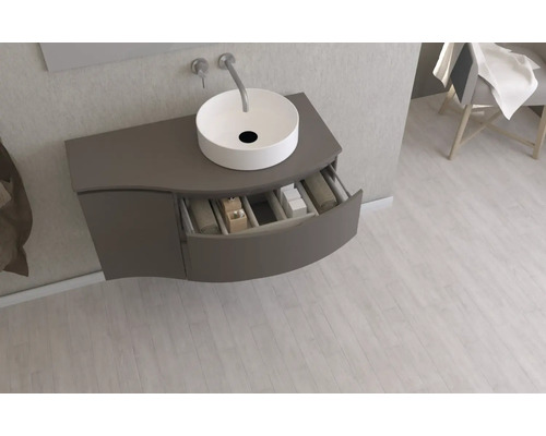 Badezimmer mit Waschtischunterschrank und Aufsatzwaschbecken