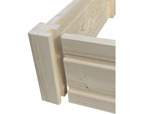 Detailansicht einer Holzwand mit Nut- und Federverbindung