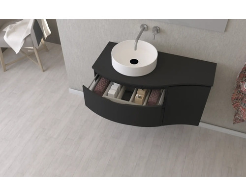 Badezimmer mit schwarzem Waschtisch, Aufsatzwaschbecken und geöffneter Schublade