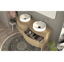 Badezimmer mit Waschtischunterschrank aus Holz, zwei Aufsatzwaschbecken und einem offenen Schubfach