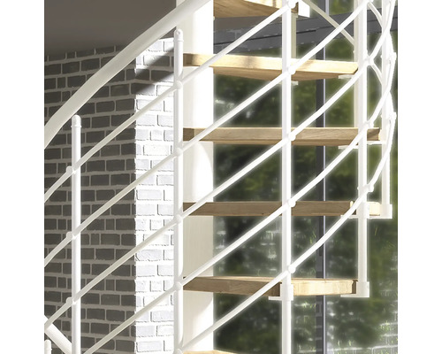 Detailaufnahme einer Wendeltreppe mit Holzstufen und weißem Metallgeländer.